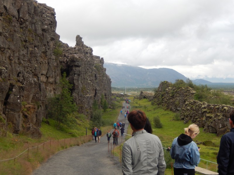 The rising North American plate is on the left; the dropping Eurasian plate is on the right.